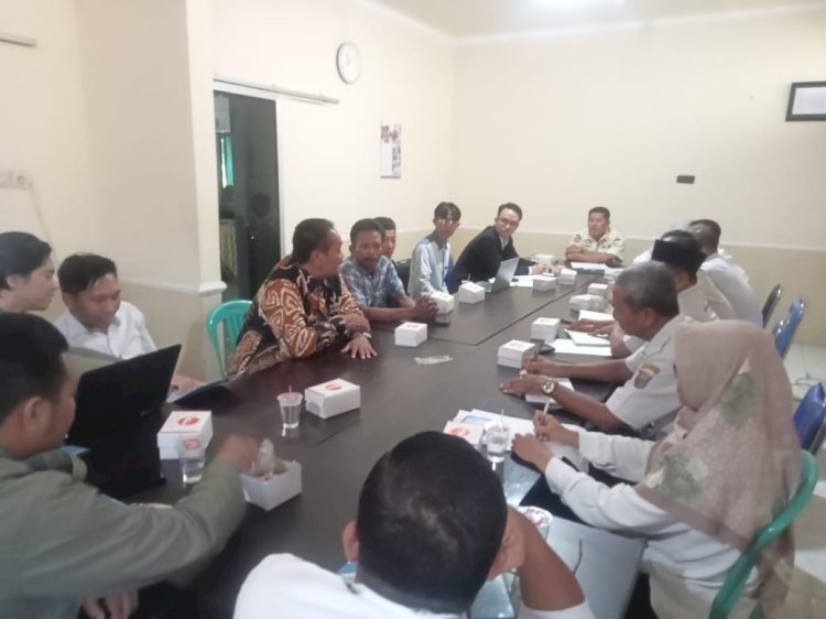 Warga Desa Depok, Kecamatan Kandeman, Kabupaten Batang beraudiensi dengan DLH Batang terkait sengketa tanah.