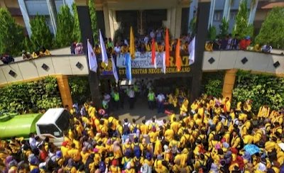 Demonstrasi Mahasiswa Universitas Negeri Semarang (Unnes) Menolak Kenaikan UKT Dan Mahalnya SPI Mahasiswa Baru. Dicky A Wijaya/RMOLJawaTengah 
