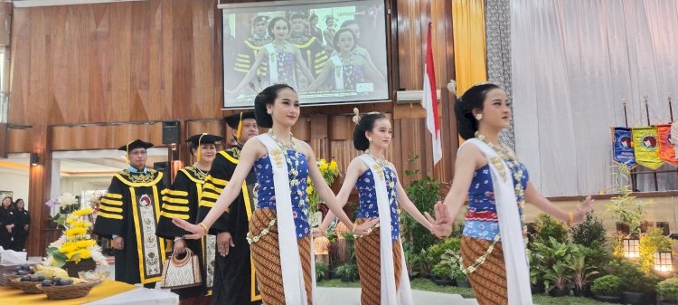 Tari Gambyong Menandai Dimulainya Acara Tunggal Pengukuhan Tiga Guru Besar Universitas Kristen Satya Wacana (UKSW) Di Balairung, Kamis (30/05). Erna Yunus B/RMOLJawaTengah