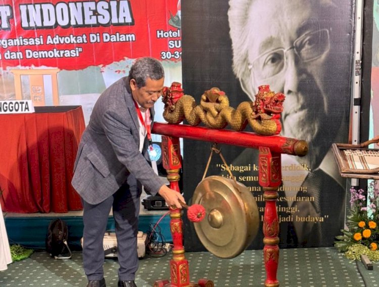 Pemukulan gong sebagai tanda dibukanya secara resmi Kongres  KAI IV, di Surabaya, Kamis (30/5). Istimewa