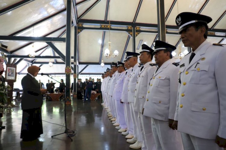 Kepala Desa yang mendapatkan perpanjangan masa jabatan tengah mengikuti pengukuhan yang dilakukan Bupati Yuli Hastuti.  Budi Agung/RMOLJateng