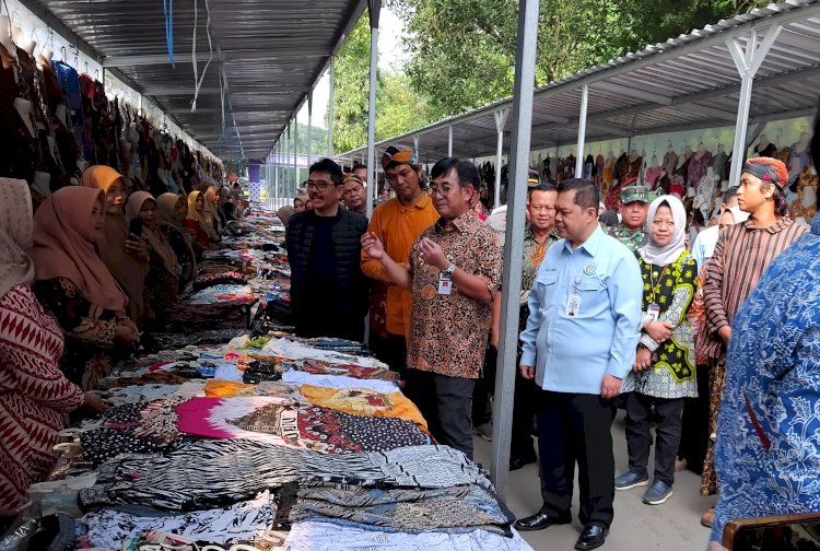 Kajari Kabupaten Magelang Zein Yusri Manggara (Baju Biru) Dalam Acara Peresmian Pasar Relokasi Sementara Di Kompleks TWCB. Tri Budi H/RMOLJawaTengah