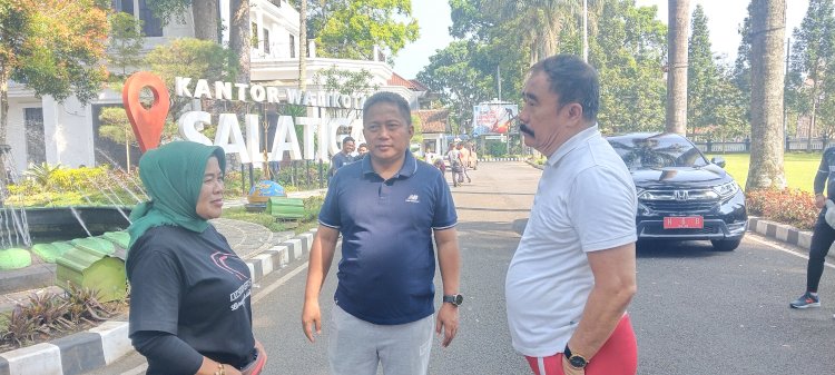 Ketua Dewan Pengurus Korpri Nasional Reydonnyzar Moenek bersama Pj Wali Kota Yasip Khasani dan Sekda Kota Salatiga Wuri Pudjiastuti usai Rapat Koordinasi Forum Sekretaris Daerah (Forsesdasi) Komwil Jawa Tengah di Kantor Pemkot Salatiga, Jumat (31/5). Erna Yunus B/RMOLJateng