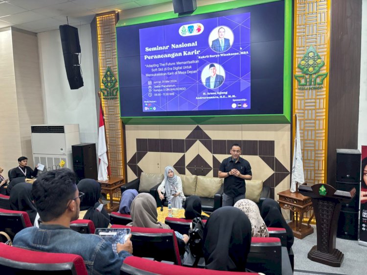 Ketua Kadin Kota Semarang, Arnaz Agung Andrarasmara (kemeja hitam) saat menjadi narasumber dalam seminar nasional pemanfaatan soft skill di era digital, yang diselenggarakan oleh HMJ FISIP UIN Walisongo, di Planetarium UIN Walisongo, Jumat (31/5). Istimewa