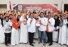 Diantar Emak-emak, Budi Santoso Kembalikan Formulir Pilwakot Disertai Seserahan Jemani