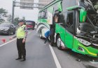 BREAKING NEWS: Laka Bus Tabrak Pembatas Jalan di Turunan Tol Tembalang, Korban Luka-luka Dilarikan ke Rumah Sakit 