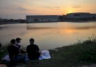 Tempat Nongkrong Baru: Bantaran Sungai Banjir Kanal Barat