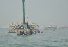 Kegiatan Akhir Pekan Menantang Bahaya, Memancing Di Tanggul Laut