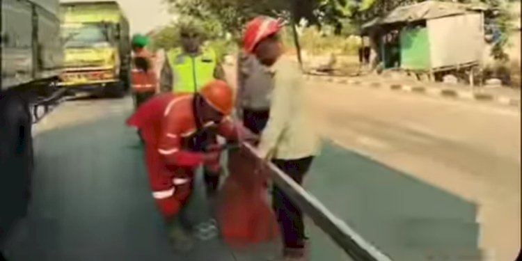 Polisi Menambah Water Barrier Pembatas Jalan Di Jalur Pantura Genuk Agar Tidak Digunakan Para Pengendara Ngeblong Lawan Arah. Dicky A Wijaya/RMOLJawaTengah