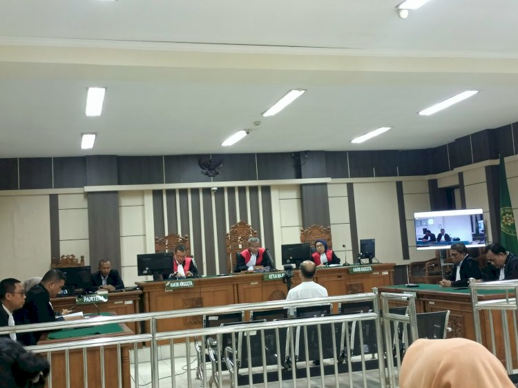 Jaksa menuntut terdakwa kasus korupsi di Bank Jateng dengan tuntutan 9 tahun penjara dalam sidang kasus perkara korupsi Bank Jateng Cabang Pembantu Kaligawe Semarang di pengadilan Tipikor Semarang, Senin (3/6). Umar Dani/RMOLJateng