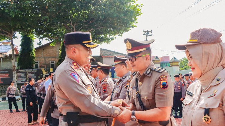 Kapolres Wonogiri AKBP Andi Muhammad Indra Waspada Amirullah, Memberi Ucapan Selamat Kepada Anggota Yang Menempati Jabatan Baru. Humas Polres Wonogiri