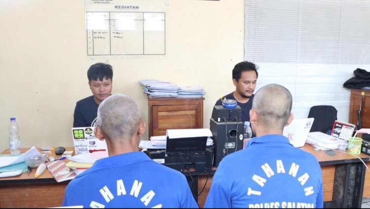 Dua Pelaku Pencurian Ban, AR Dan AA Warga Tingkir Kota Salatiga Diamankan Jajaran Satreskrim Polres Salatiga. Erna Yunus B/RMOLJawaTengah