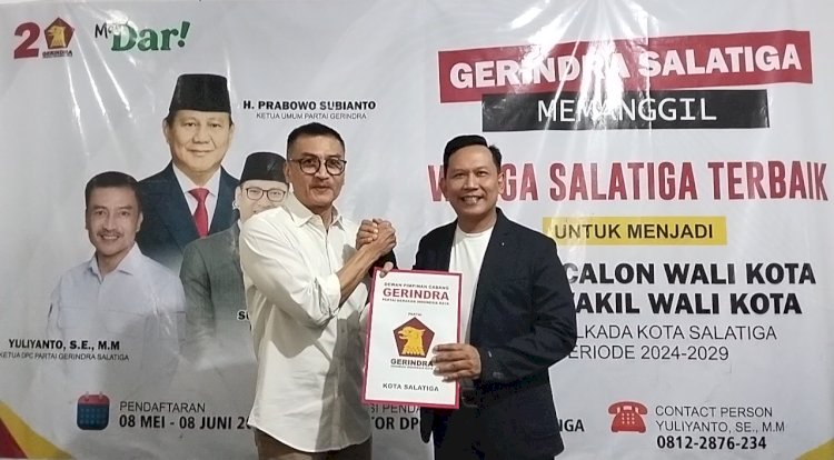 Kolonel (Marinir) Haryono Masturi M.Tr.Hanla, MM, saat mengembalikan formulir Bakal Calon Wali Kota 2024 diterima langsung Yuliyanto di Kantor DPC Partai Gerindra Salatiga , Rabu (5/6). Erna Yunus B/RMOLJateng