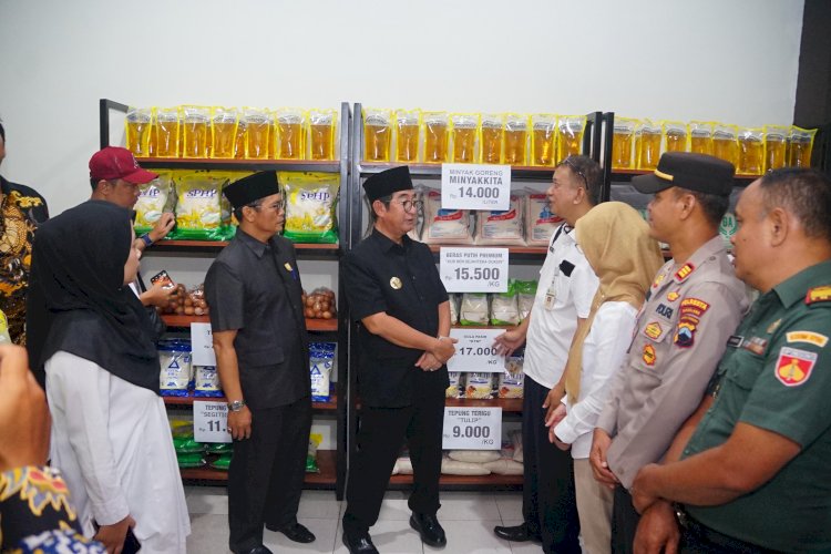 Pj Bupati Magelang Sepyo Achanto Dan Deputi Kepala Perwakilan BI Jateng, Ndari Surjaningsih, Berada Di Toko Kendali Inflansi Pasar Muntilan. Istimewa