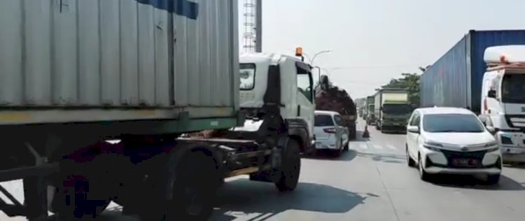 Arus Lalin Di Jalur Pantura Kaligawe Sampai Genuk Padat Dan Polisi Melakukan Contraflow Agar Kendaraan Dari Semarang Ke Demak Lancar. Dicky A Wijaya/RMOLJawaTengah