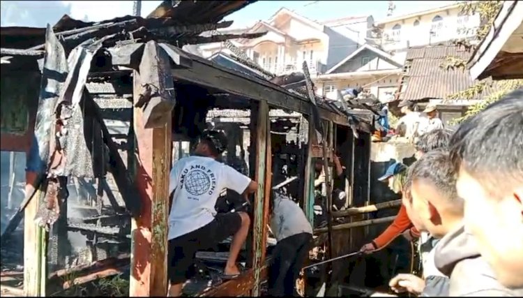 Warga sekitar saat memadamkan api dengan alat seadanya Dok. BPBD Wonosobo