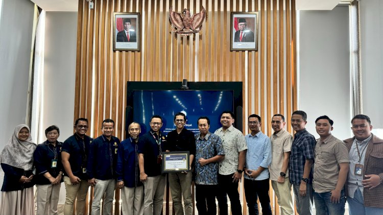 Manajemen KIT Batang menerima pengharagaan dari KPP Pratama Batang sebagai kontributor pajak terbesar. ISt