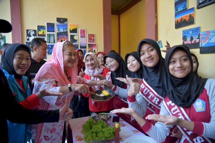 Wali Kota Semarang, Hevearita Gunaryanti Rahayu Saat Memimpin Panen Hasil Budi Daya Lele, Dan Telur Ayam Kampung Unggul Balitbangtan (KUB) Di SMP Negeri 22 Semarang, Jumat (07/06). Umar Dani/RMOLJawaTengah