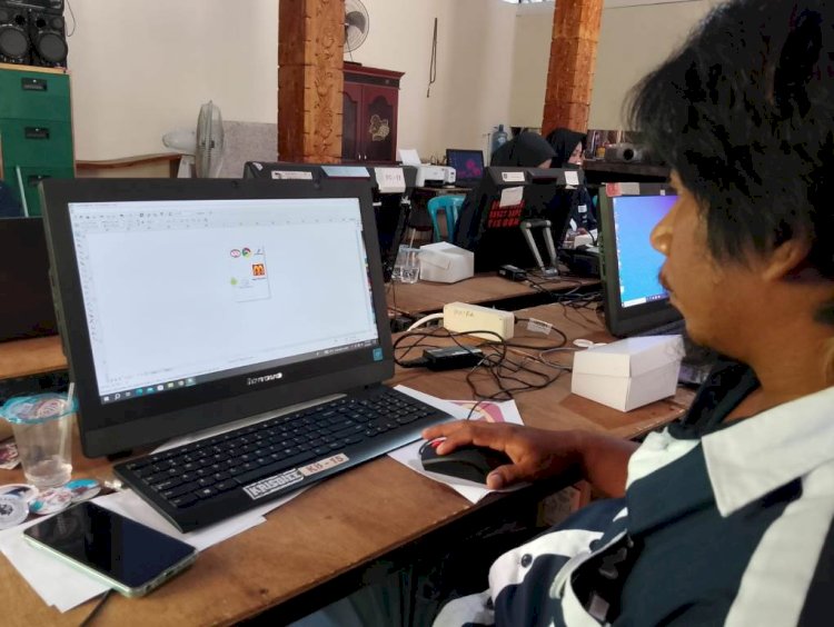 Warga Desa Clapar Kecamatan Bagelen, Purworejo mengikuti pelatihan print sablon yang anggarannya berasal dari DBHCHT Purworejo 2024. Budi Agung/RMOLJateng