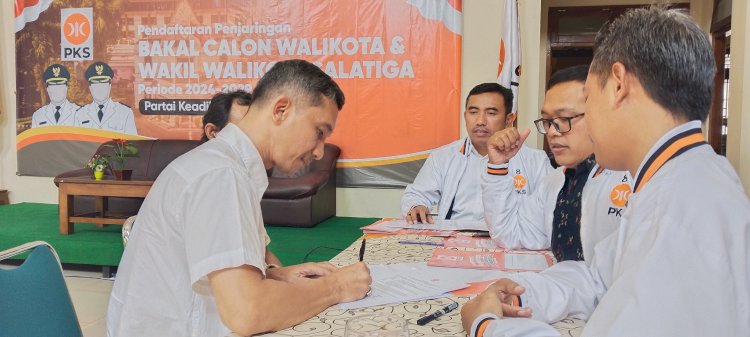 Bakal Calon (Balon) Wali Kota Salatiga, Dandan Febri Herdiana saat mengembalikan formulir di Kantor DPD PKS Salatiga, Jumat (7/6). Erna Yunus B/RMOLJateng