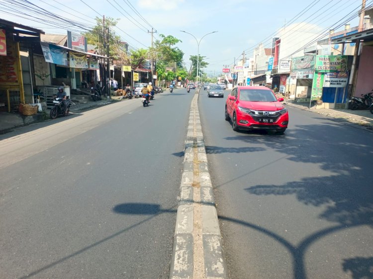 Jalan Kedungmundu Raya selesai di aspal ulang namun banyak masyarakat yang terkejut tau tiba-tiba sudah mulus. Dicky Aditya/RMOLJateng