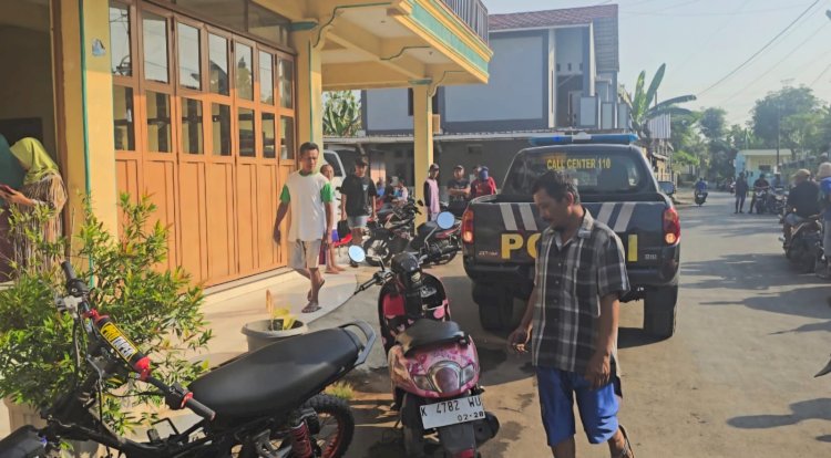 Polisi bergerak cepat membawa pelaku yang tengah dikepung warga di sebuah rumah di Desa Sokokulon, Kecamatan Margorejo Pati. Arif Edi Purnomo/RMOLjateng