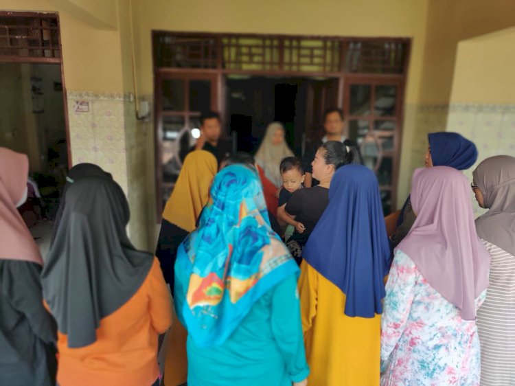 Suasana rumah N, kolektor BMT Mitra Umat Pekalongan yang digeruduk belasan orang.