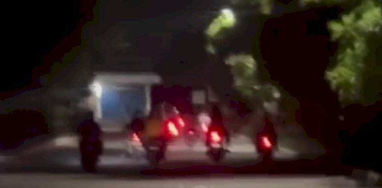 Aksi konvoi gangster terekam kamera warga di Jalan Madukoro Raya, Minggu (9/6) dini hari. Istimewa