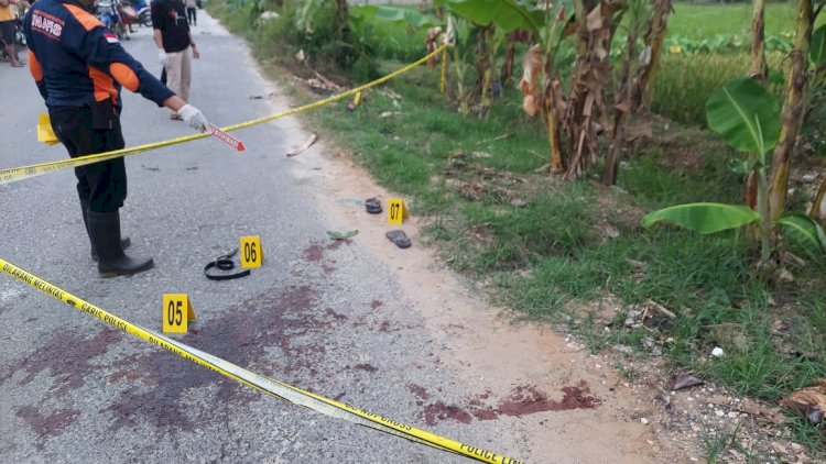 Petugas Satreskrim Polresta Pati dan Polsek Sukolilo melakukan olah TKP di Jalan Raya Sukolilo – Prawoto Kecamatan Sukolilo Pati. 