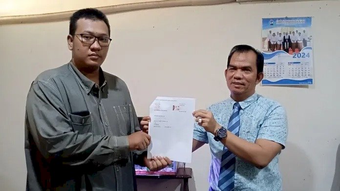 Nimerodi Gulo dari LSBH Teratai Pati menunjukkan surat kuasa untuk mendampingi perkara perampokan yang dialami korban. istimewa