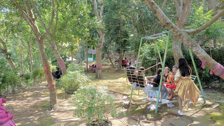 Taman bukit lamping berada di dasar bukit, Desa Sumberjatipohon Grobogan Jawa Tengah tiba-tiba ramai pengunjung, Senin (10/6). Rubadi/RMOLJateng.