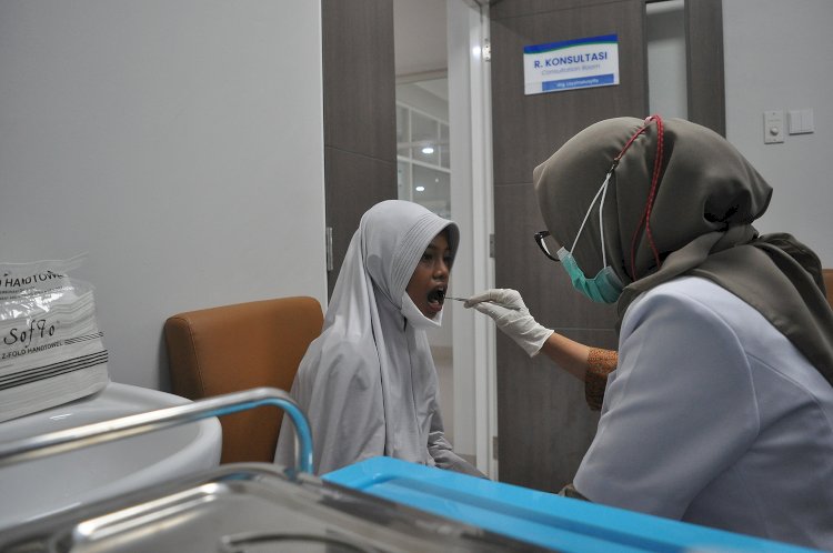 Seorang siswi Sekolah Dasar diperiksa Giginya saat Grand Opening RS Samsoe Hidajat di jalan RE. Martadenata, Semarang Barat, Kota Semarang, Senin (10/6). Wahyu Sulistyawan/RMOLJateng