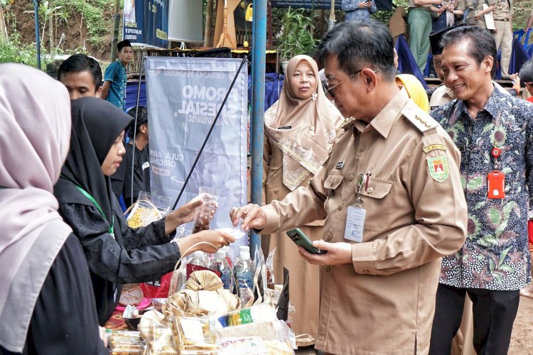 Pj Bupati Magelang Sepyo Achanto tertarik pada jajanan buatan warga di sela pencanangan Kampung Aren di Desa Tirto. Tri Budi Hartoyo/RMOLJateng
