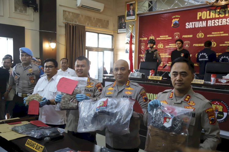 Penetapan tiga tersangka dengan peran yang berbeda, usai penyidik Polresta Pati memeriksa 19 saksi kasus penganiayaan atau pengeroyokan empat korbannya. 
