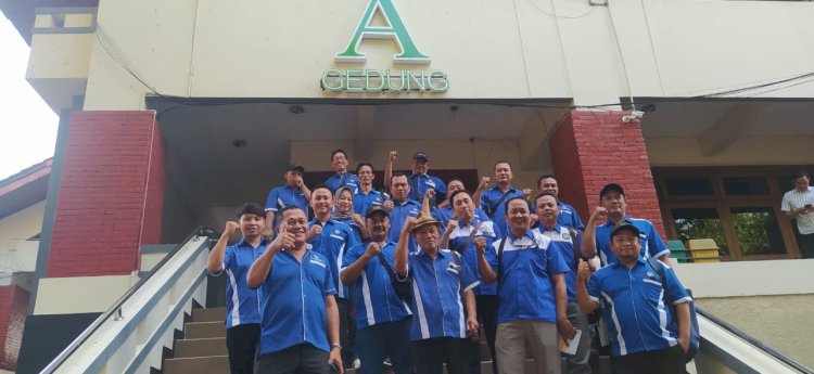 Ketua RTMM SPSI Kudus Suba’an Abdul Rahman dan pimpinan PUK usai beraudiensi tuntutan pembagian BLT buruh rokok. Arif Edy Purnomo/RMOLjateng