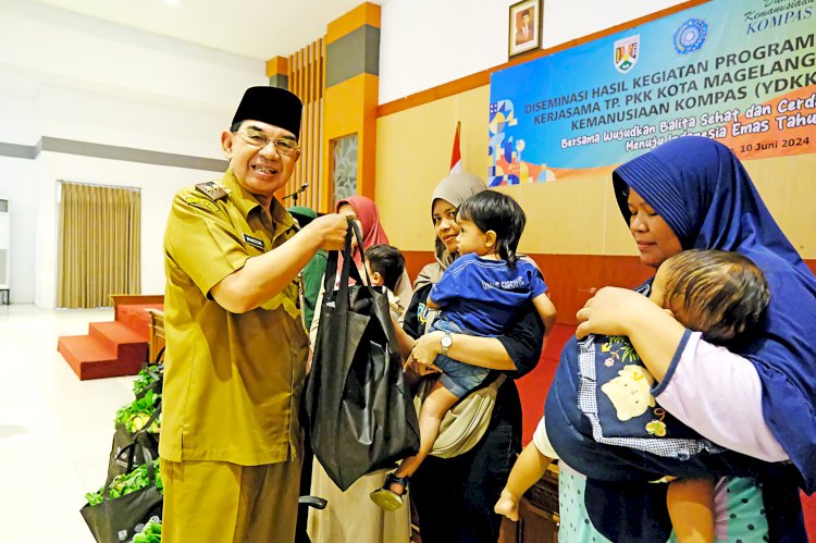 Wakil Wali Kota Magelang KHM Mansyur memberikan makanan menambah gizi kepada balita agar semakin sehat. Istimewa