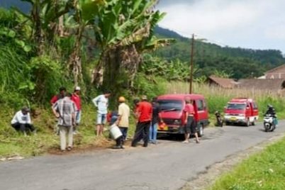 Sekelompok Awak Angkutan Umum Bergotong Royong Menambal Lubang Jalan Di Jalur Grabag-Ngablak. (Istimewa)