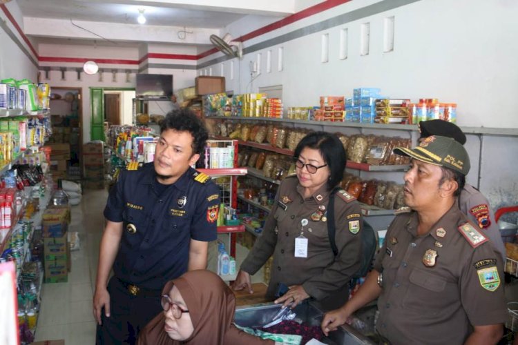 Petugas Gabungan Saat Menyisir Keberadaan Rokol Ilegal Di Sejumlah Toko Dan Warung Di Wilayah Kabupaten Kebumen. Budi Agung/RMOLJawaTengah