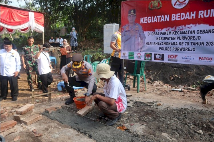 Kapolres AKBP Eko Sunaryo Saat Melakukan Peletakan Batu Pertama Kegiatan Bedah Rumah Milik Mukhsin Di Desa Pakem, Kecamatan Gebang, Purworejo. Budi Agung/RMOLJawaTengah