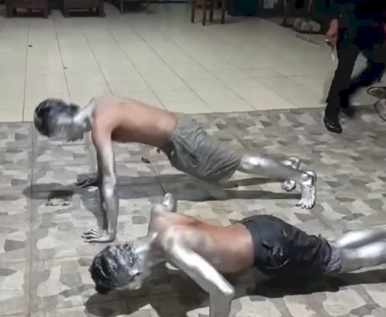 'Manusia Millenium' yang terjaring dalam operasi penegakkan Perda ketertiban umum dihukum push up. Dicky Aditya/RMOLJateng
