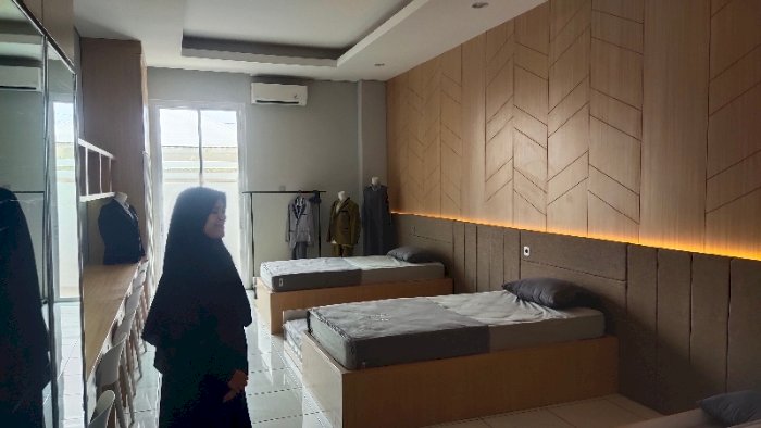 Salah satu ustadzah menunjukkan kamar yang ada asrama di Al Azar IIBS. Dian Tanti/RMOLJateng