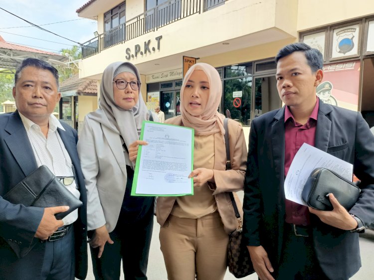 Dua korban penganiyaan Azis Ikhwan SH Dan Adya Nurisa SH (megang kertas) didampingi Listyani SH usai laporan ke Polrestabes Semarang, Kamis (13/6). Umar Dani/RMOLJateng