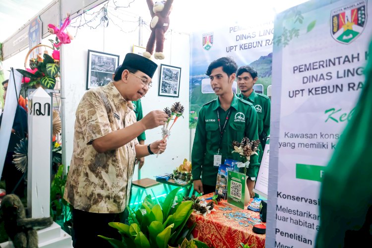 Wakil Wali Kota Magelang KHM Mansyur tengah mencermati hasil kerajinan tangan berbahan barang tak terpakai. Istimewa