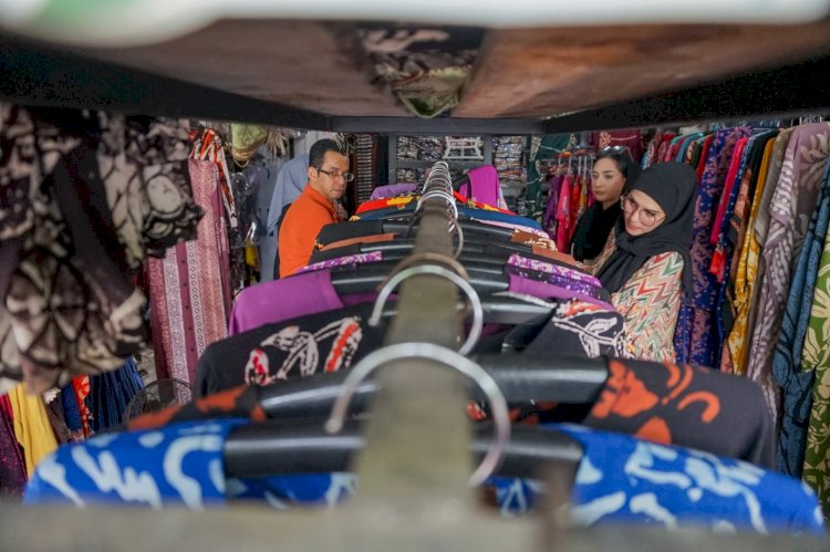 Ilustrasi: suasana di kios pasar grosir Batik Setono, Kota Pekalongan