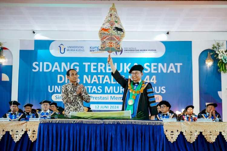 Rektor UMK, Prof. Dr. Ir. Darsono dalam Dies Natalis ke 44 bertajuk “Merajut Kualitas Berlandas Integritas”. 
