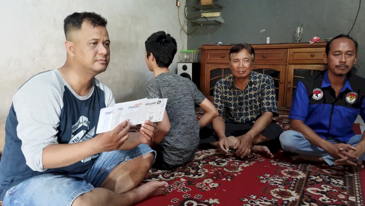 LBH Adhyaksa  menunjukkan surat dari bank  perihal pembayaran utang orangtua Tomi yang sudah meninggal..