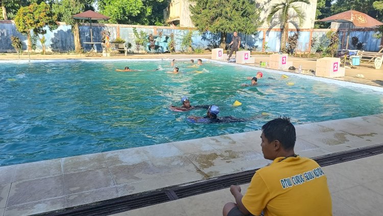 Latihan klub renang untuk anak Monster Curug Sewu asal Kabupaten Kendal.