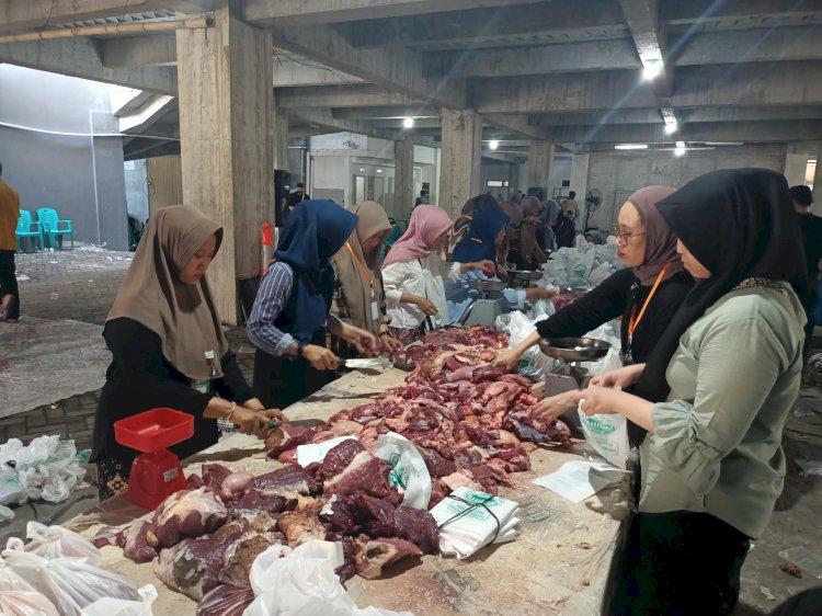 Panitia tengah membagi bungkusan daging kurban sebelum dibagikan. Umar Dani/RMOLJateng