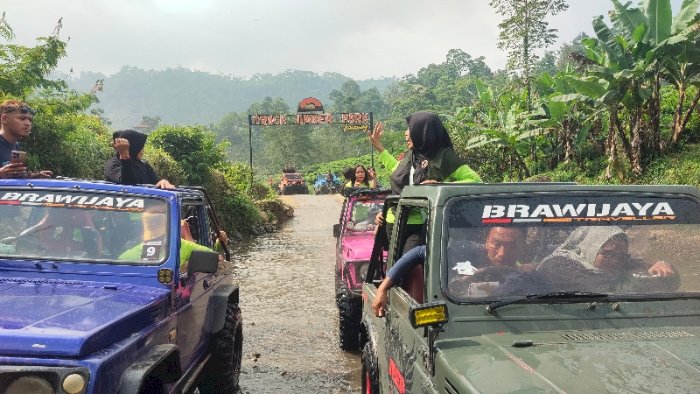 Deretan Jeep Adventure Sedang Berhenti Di Salah Satu Lintasan Offroad Sungai Jimber, Kemuning, Ngargoyoso. Dian Tanti Burhani/RMOLJawaTengah