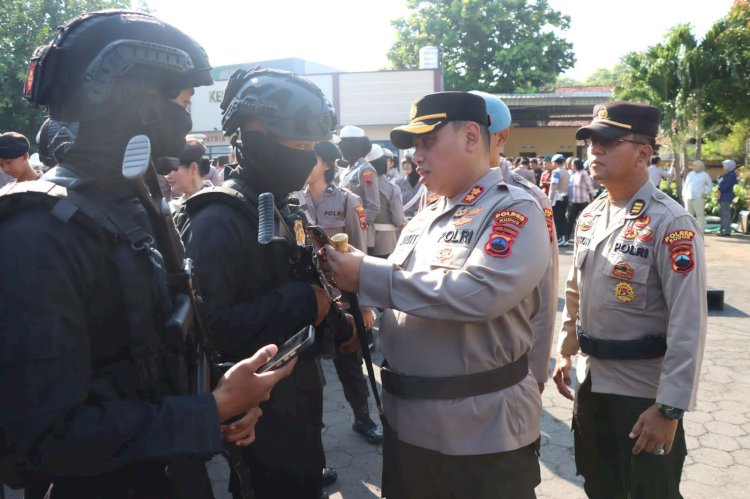 Kapolres Kudus AKBP Dydit Dwi Susanto melakukan pemeriksaan mendadak ponsel milik para anggotanya antisipasi judi online.